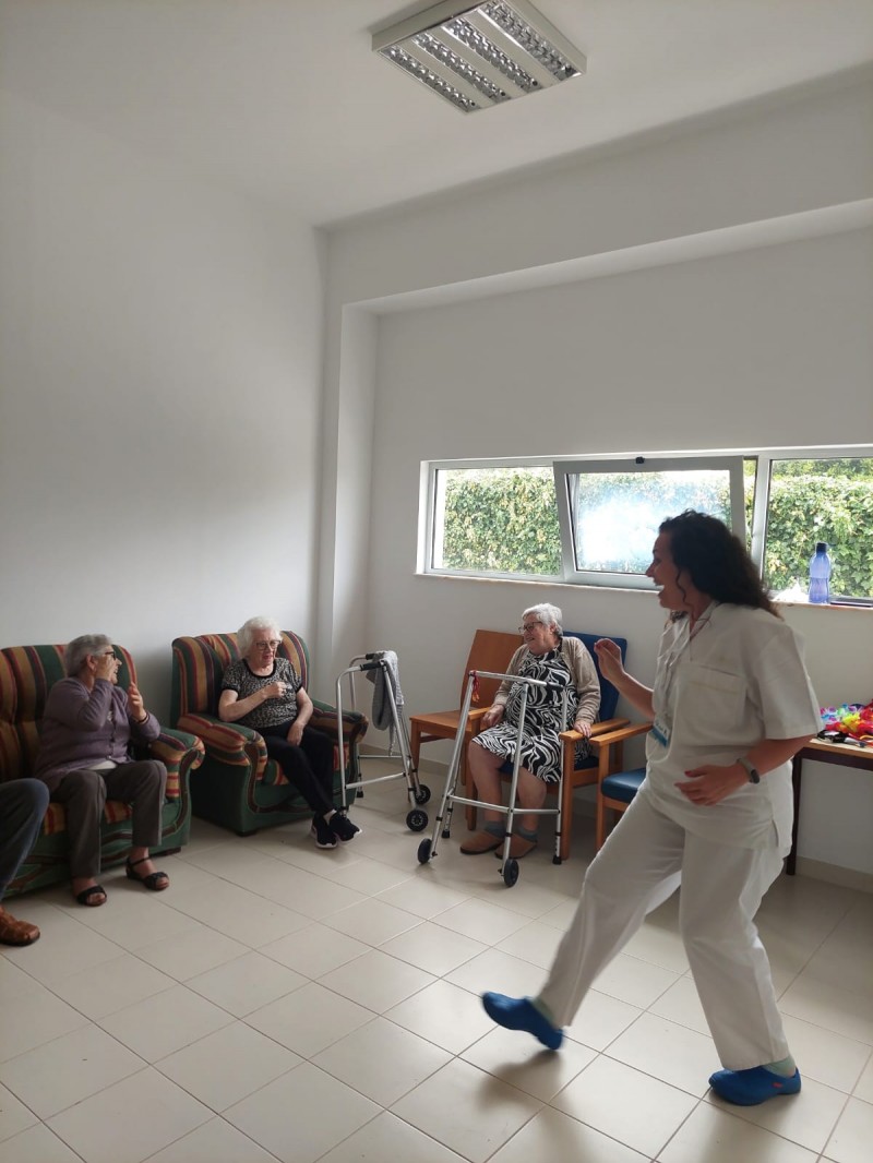 Fundação ADFP implementa projeto “Yoga do Riso: Rir alinha a mente!